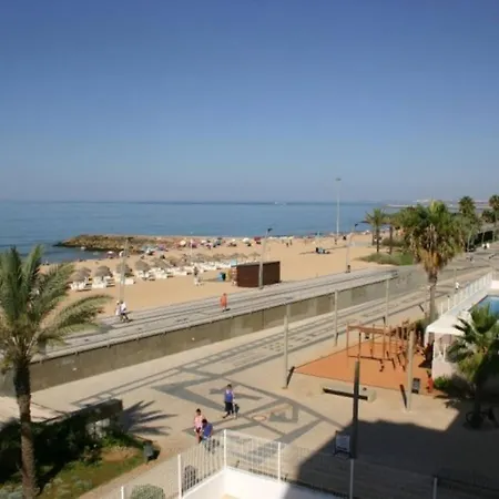 1-bed Sleeps 4 Parking 1 Min To شقة *