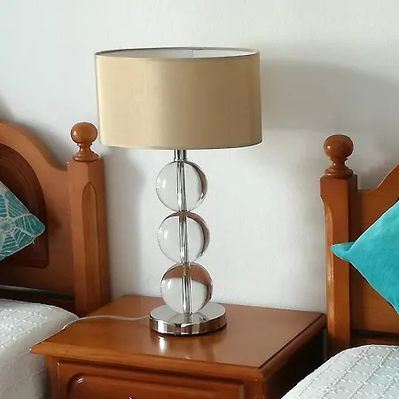 1-bed Sleeps 4 Parking 1 Min To شقة