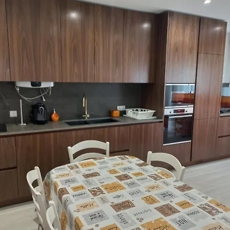 1-bed Sleeps 4 Parking 1 Min To شقة
