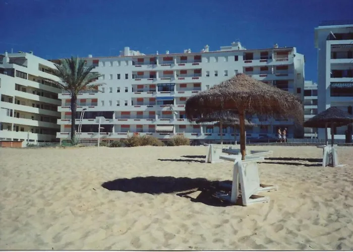 Апартаменты 1-bed Sleeps 4 Parking 1 Min To *