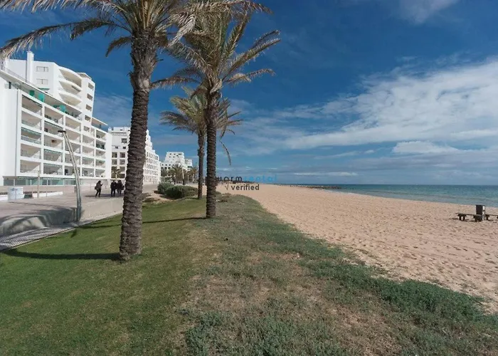 Апартаменты 1-bed Sleeps 4 Parking 1 Min To