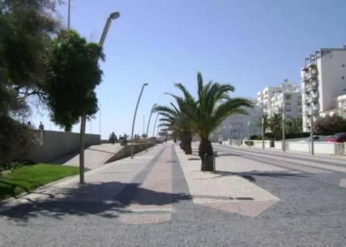 1-bed Sleeps 4 Parking 1 Min To *