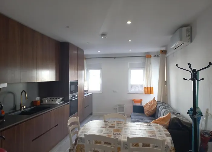 Апартаменты 1-bed Sleeps 4 Parking 1 Min To