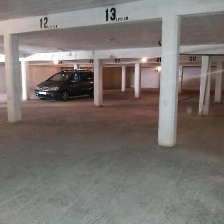 1-bed Sleeps 4 Parking 1 Min To *